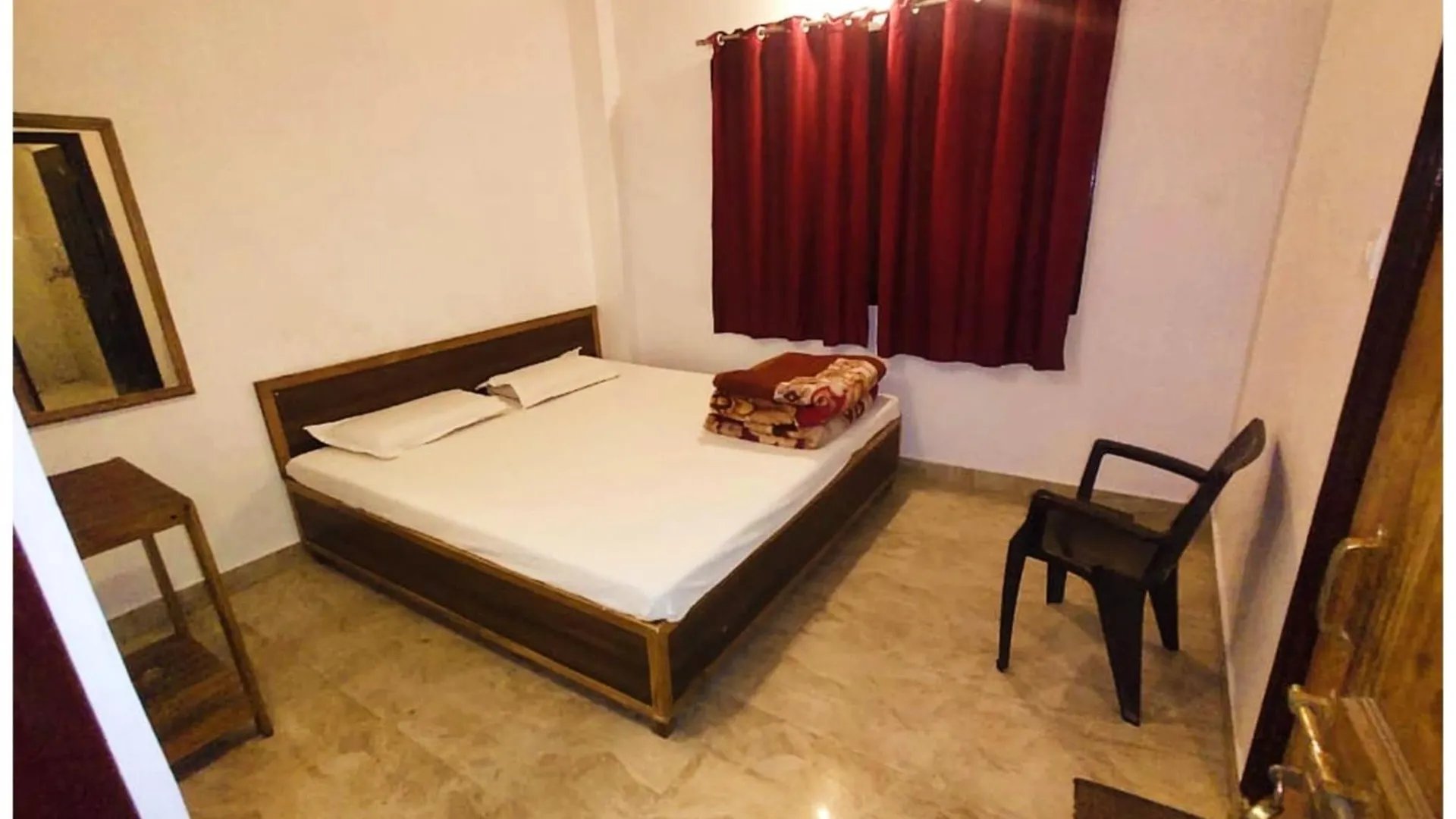 Hotel #Nandini # Varanasi ! Near Kashi Vishwanath Temple And Ganga Arti Ghat - Fully Air Conditioned Rooms With Free Wi-Fi - Room Service - Free Parking Available - Best Seller Hotel In Varanasi Индия