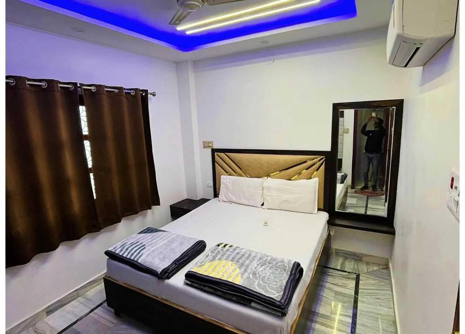 ****  Hotel #Nandini # Varanasi ! Near Kashi Vishwanath Temple And Ganga Arti Ghat - Fully Air Conditioned Rooms With Free Wi-Fi - Room Service - Free Parking Available - Best Seller Hotel In Varanasi Hindistan