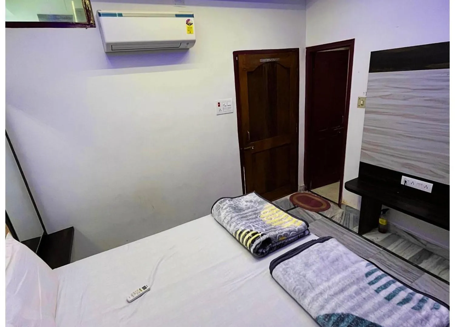 Hotel #Nandini # Varanasi ! Near Kashi Vishwanath Temple And Ganga Arti Ghat - Fully Air Conditioned Rooms With Free Wi-Fi - Room Service - Free Parking Available - Best Seller Hotel In Varanasi