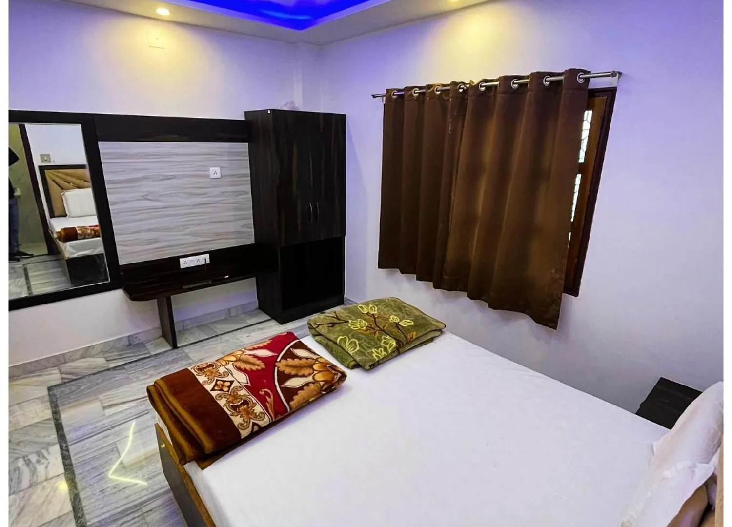 Hotel #Nandini # Varanasi ! Near Kashi Vishwanath Temple And Ganga Arti Ghat - Fully Air Conditioned Rooms With Free Wi-Fi - Room Service - Free Parking Available - Best Seller Hotel In Varanasi 4*,